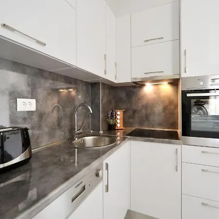 Sunshine - Three Bedroom With Balcony Apartamento