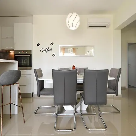 Sunshine - Three Bedroom With Balcony Apartamento Trogir