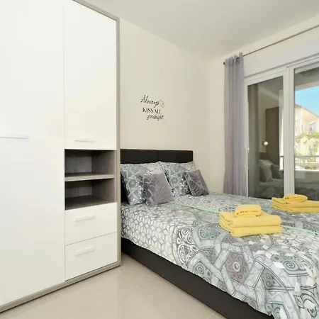 Sunshine - Three Bedroom With Balcony Apartamento Trogir