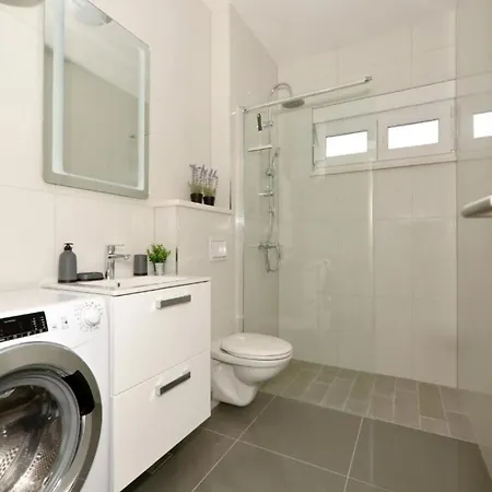 Sunshine - Three Bedroom With Balcony Apartamento Trogir